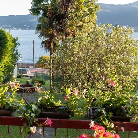 Two Gardens Lake View Apartment Apartament *