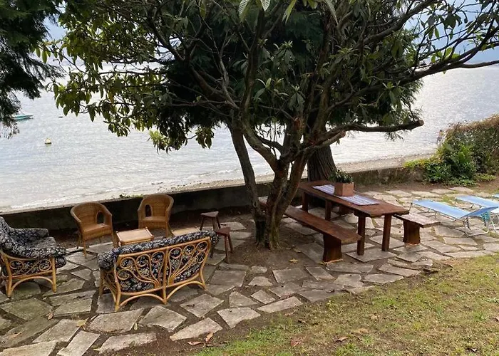 Two Gardens Lake View Apartment